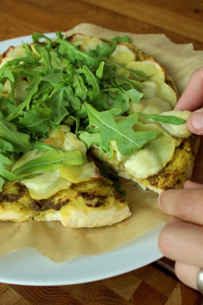 Rezept für eine leckere Kartoffelpizza mit Pesto und Rucola