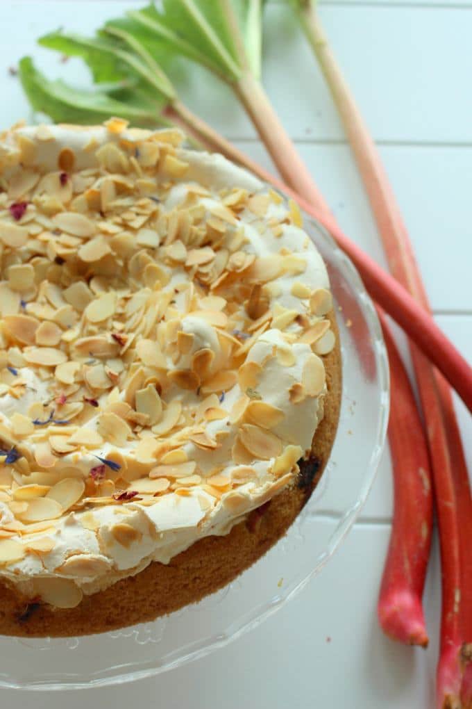 Rezept für eine frühlingshafte Rhabarber-Baiser-Torte