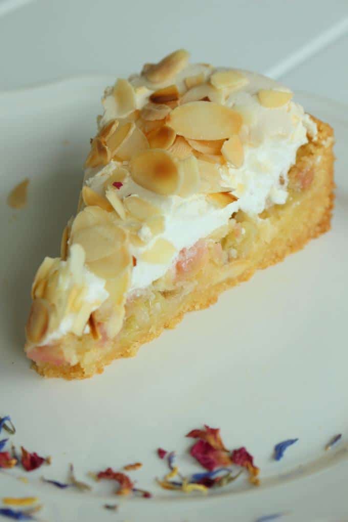 Rezept für eine frühlingshafte Rhabarber-Baiser-Torte