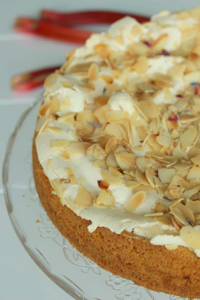 Rezept für eine frühlingshafte Rhabarber-Baiser-Torte