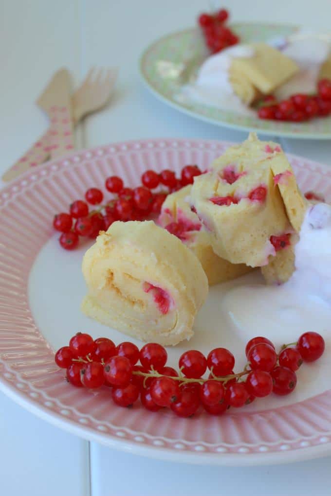Ofenpfannkuchen mit Johannisbeeren und Joghurt