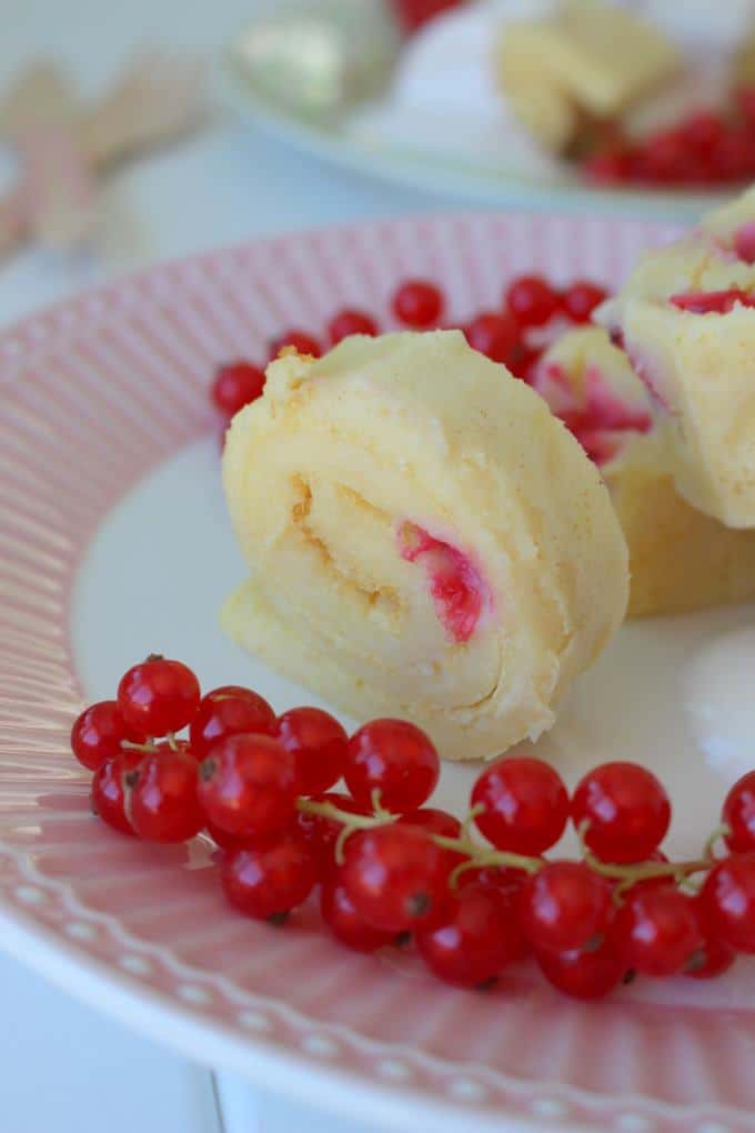 Ofenpfannkuchen mit Johannisbeeren und Joghurt