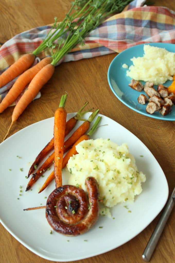 Bratwurst mit Parmesan-Kartoffelstampf und karamellisierten Möhren