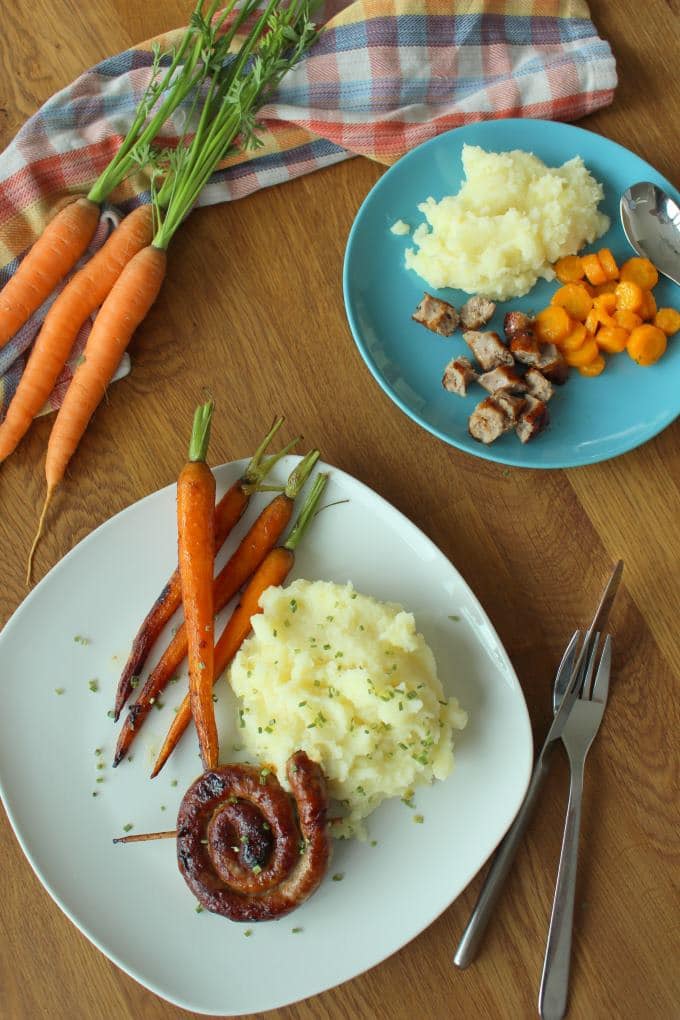 Bratwurst mit Parmesan-Kartoffelstampf und karamellisierten Möhren