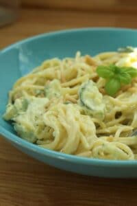 Pasta mit Zucchini-Frischkäse-Sauce und Pinienkernen