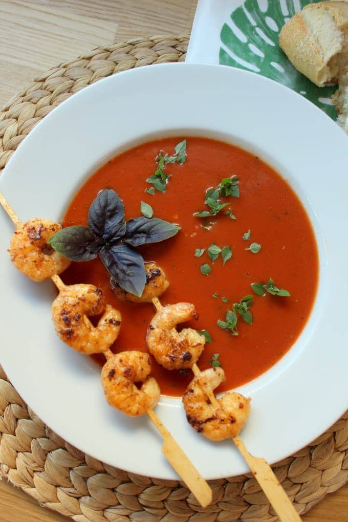 Eine leckere Tomaten-Kokos-Suppe für alle am gemeinsamen Tisch