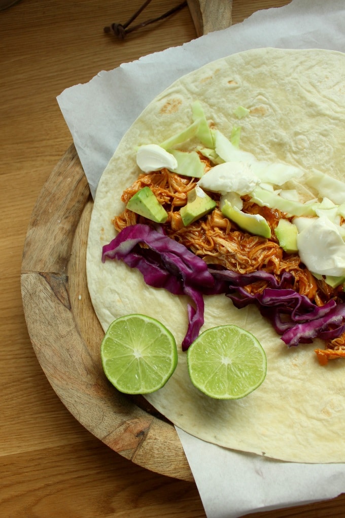 Leckere Pulled Chicken Wraps mit Rot- und Weißkohl