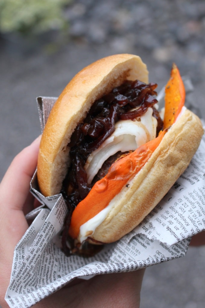 Burger mit Ofen-Kürbis, Ziegenkäse und Zwiebelmarmelade