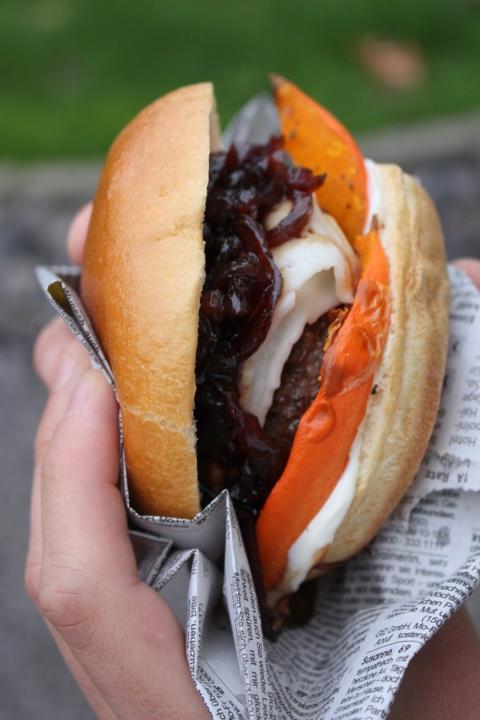 Burger mit Ofen-Kürbis, Ziegenkäse und Zwiebelmarmelade
