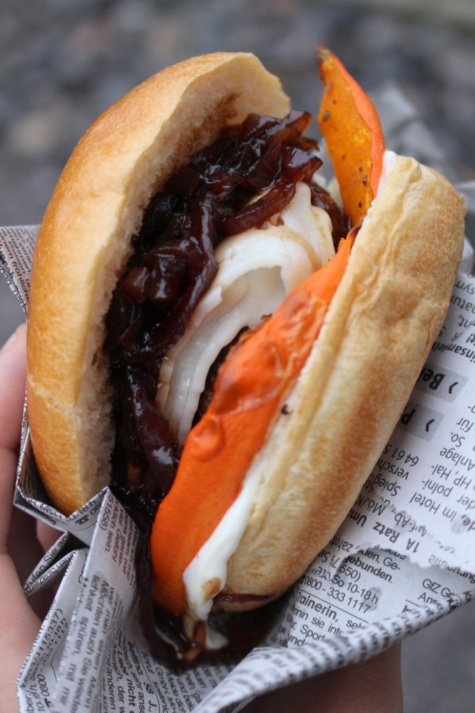 Burger mit Ofen-Kürbis, Ziegenkäse und Zwiebelmarmelade