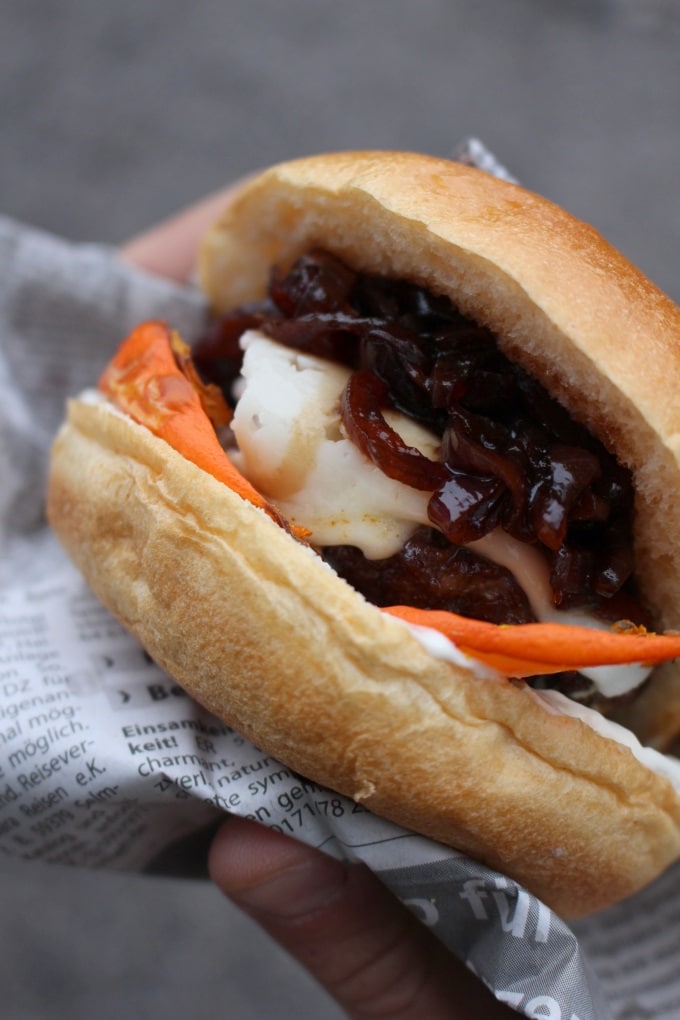Burger mit Ofen-Kürbis, Ziegenkäse und Zwiebelmarmelade
