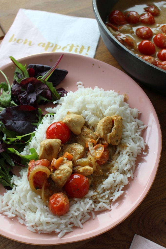 Leckeres Joghurt-Curry-Hähnchen mit Tomaten und Reis