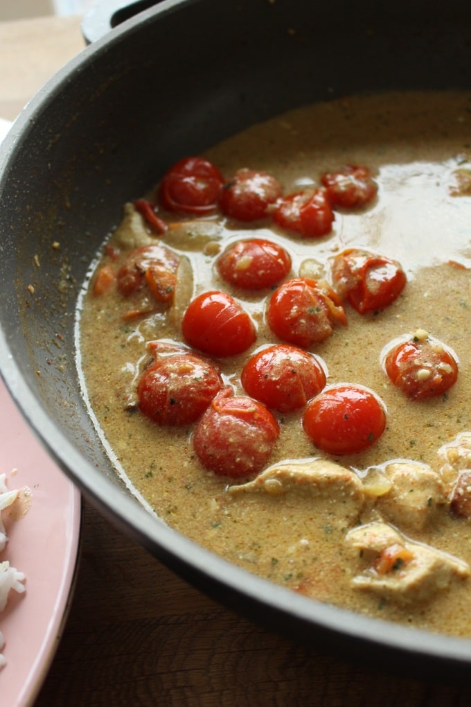 Leckeres Joghurt-Curry-Hähnchen mit Tomaten und Reis