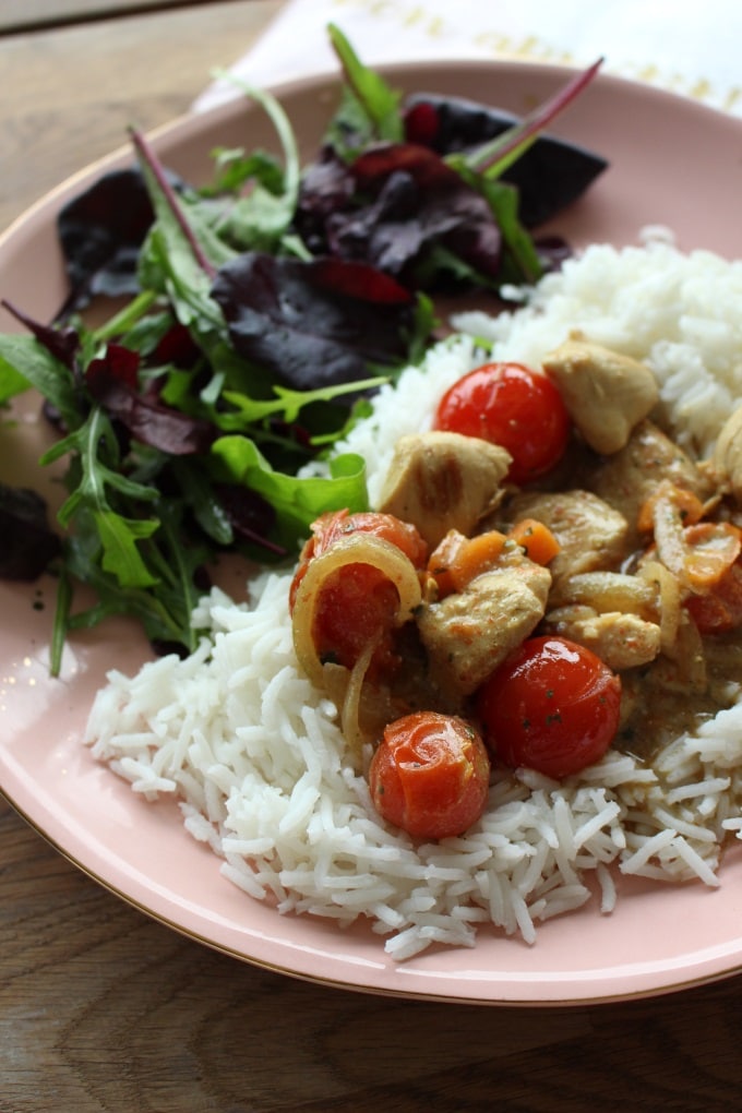 Leckeres Joghurt-Curry-Hähnchen mit Tomaten und Reis