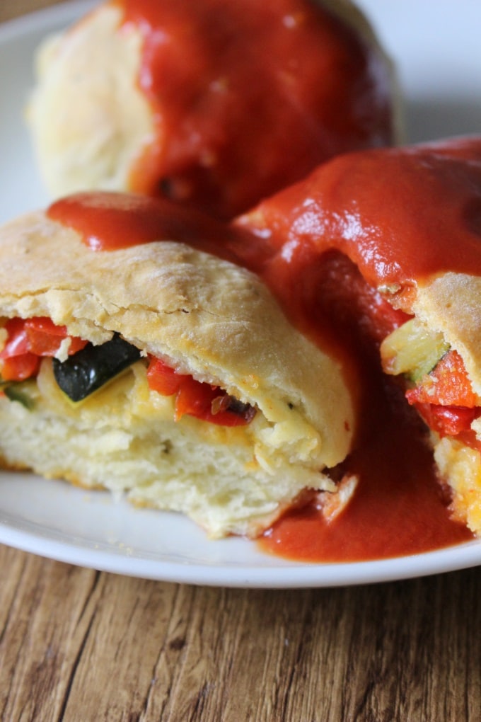 Herzhafte Buchteln mit Tomatensoße