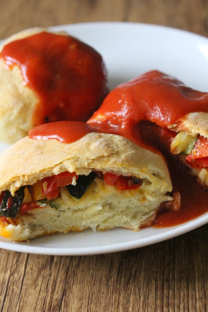 Herzhafte Buchteln mit Tomatensoße