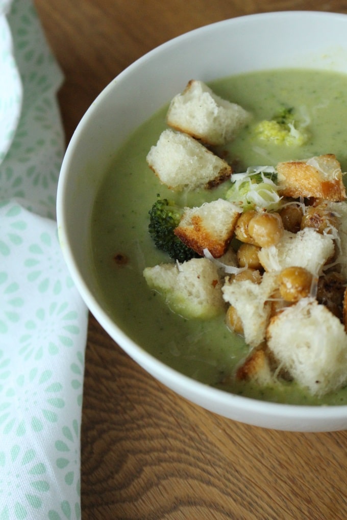 Brokkoli-Kichererbsen-Suppe mit Parmesan-Croutons