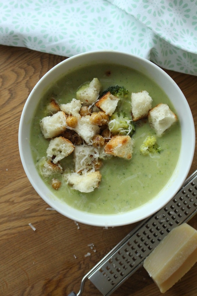 Brokkoli-Kichererbsen-Suppe mit Parmesan-Croutons