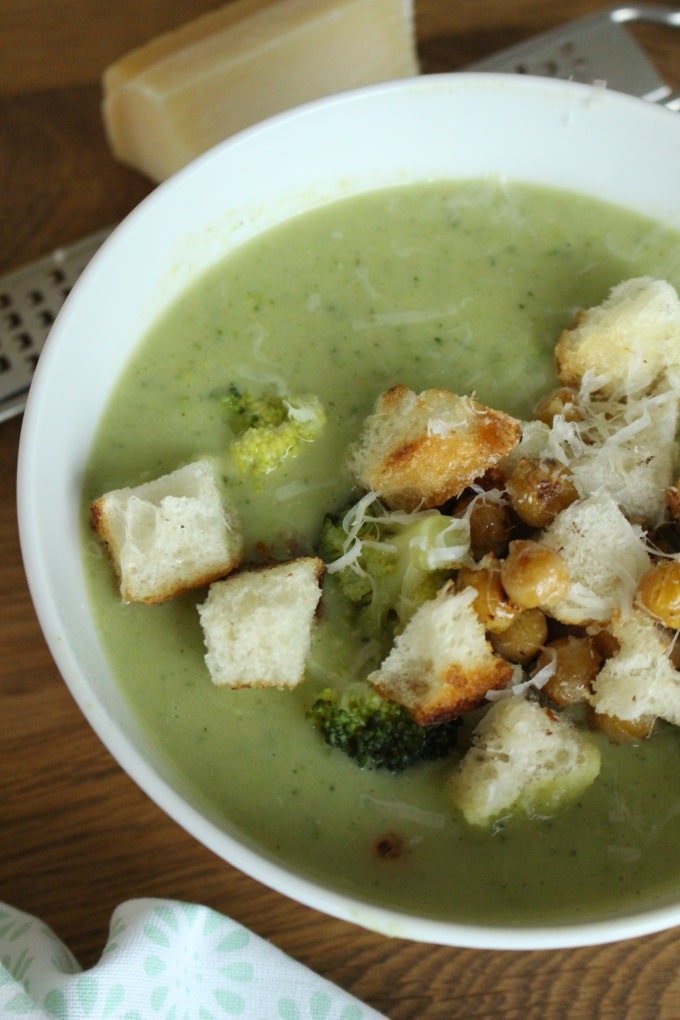 Brokkoli-Kichererbsen-Suppe mit Parmesan-Croutons