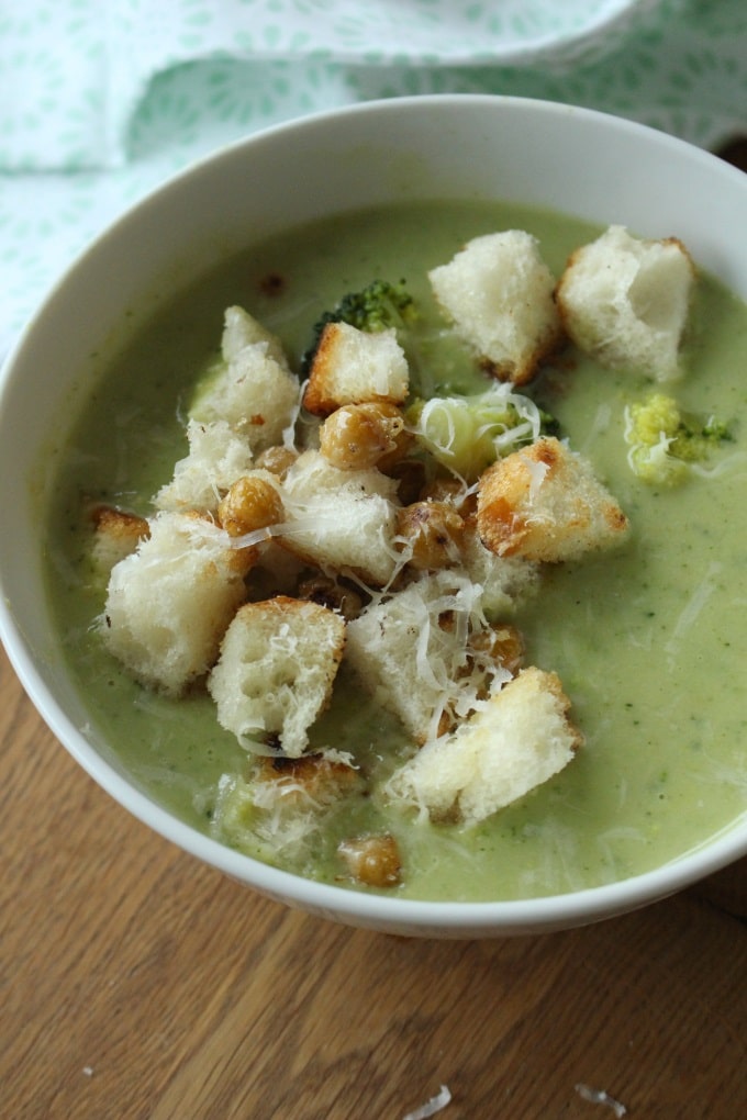 Brokkoli-Kichererbsen-Suppe mit Parmesan-Croutons