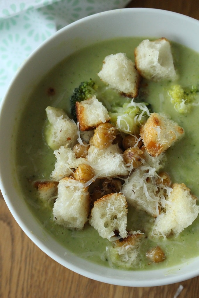 Brokkoli-Kichererbsen-Suppe mit Parmesan-Croutons