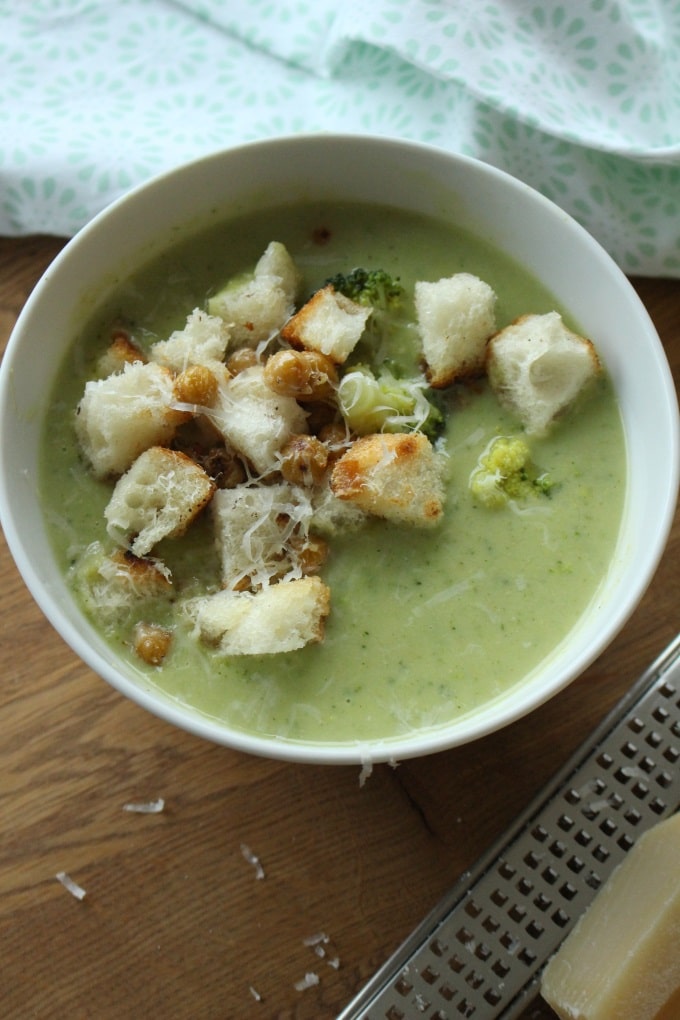 Brokkoli-Kichererbsen-Suppe mit Parmesan-Croutons