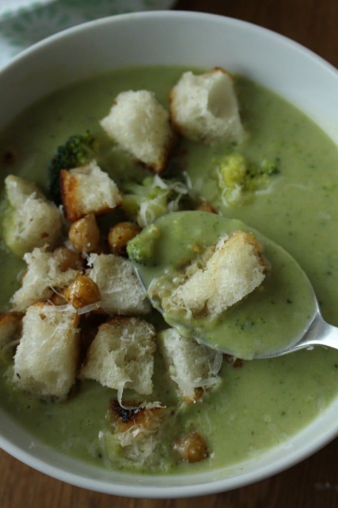 Brokkoli-Kichererbsen-Suppe mit Parmesan-Croutons