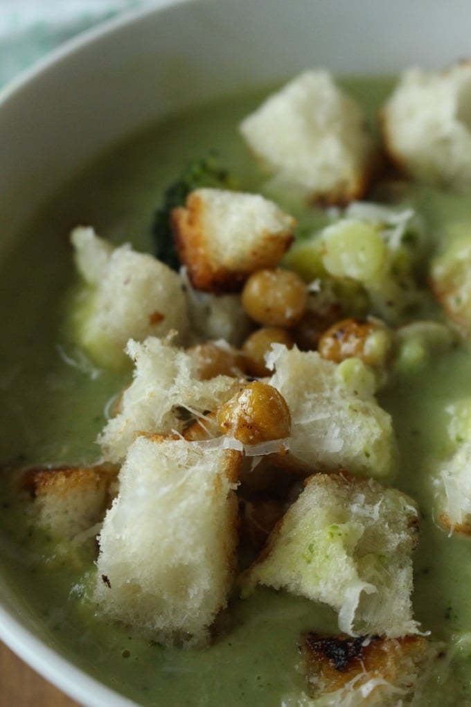 Brokkoli-Kichererbsen-Suppe mit Parmesan-Croutons