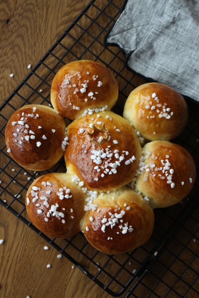 "Besonders Gut". Ich habe mich genau an das Rezept für den Dreikönigskuchen dort gehalten und es ist wirklich genial. Der Teig ist perfekt geworden und ließ sich super formen. Probiert es unbedingt aus.