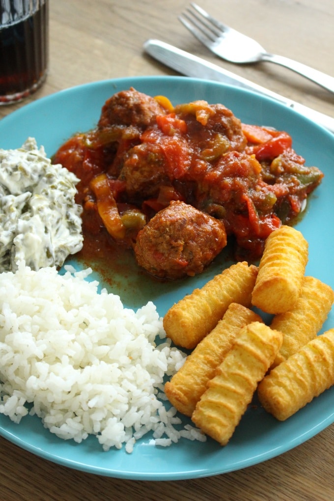 Hackbällchen nach Balkan-Art mit Kroketten und Bohnensalat