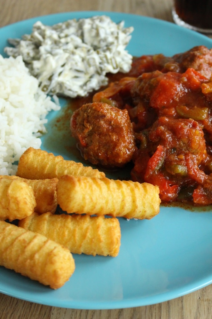 Hackbällchen nach Balkan-Art mit Kroketten und Bohnensalat