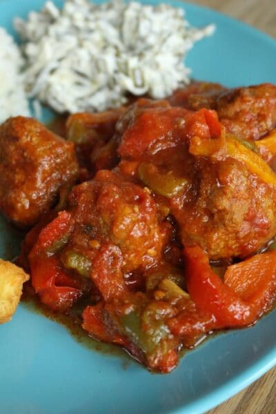 Hackbällchen nach Balkan-Art mit Kroketten und Bohnensalat