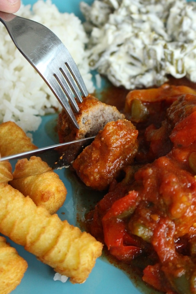 Hackbällchen nach Balkan-Art mit Kroketten und Bohnensalat