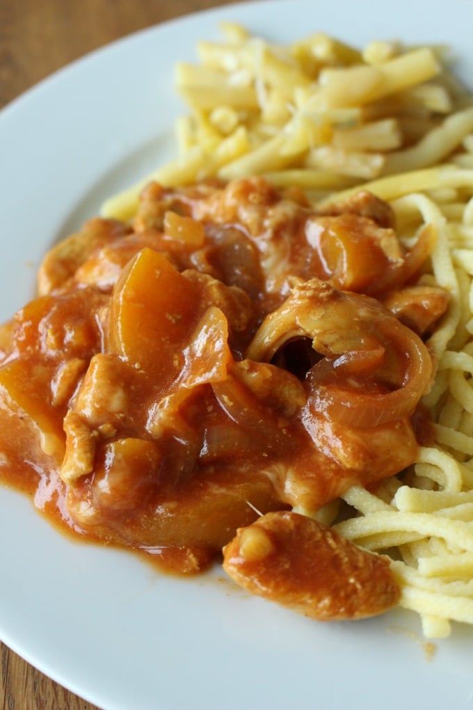 Leckere Pfirsich-Hähnchen-Pfanne mit Spätzle und Salat