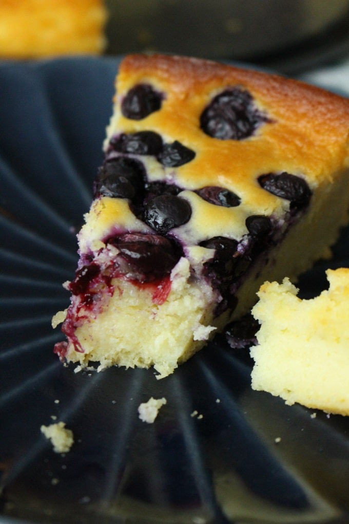 Quark-Grieß-Kuchen mit Heidelbeeren