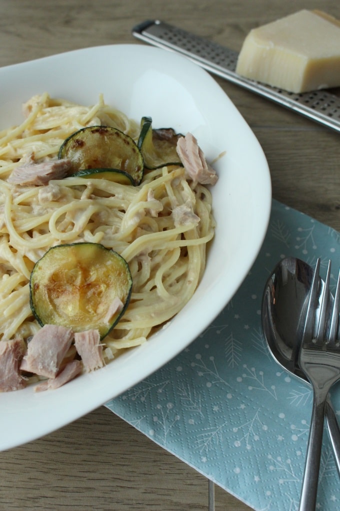 Pasta mit einer Thunfisch-Carbonara schmeckt allen am Familientisch