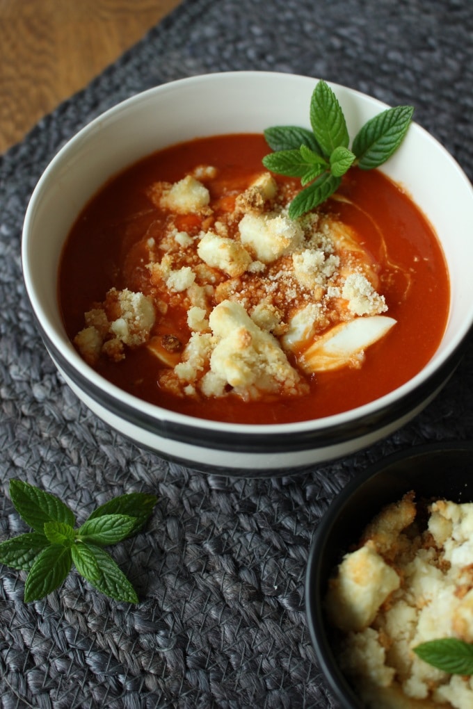 Tomaten-Paprika-Suppe mit Knusperfeta