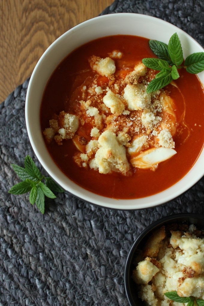 Tomaten-Paprika-Suppe mit Knusperfeta