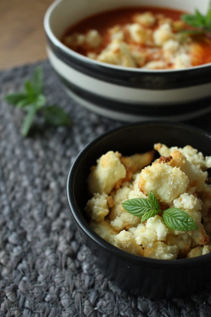 Tomaten-Paprika-Suppe mit Knusperfeta