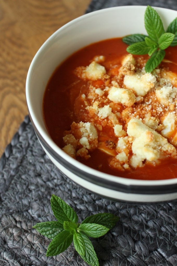 Eine leckere Tomaten-Paprika-Suppe für alle am gemeinsamen Tisch