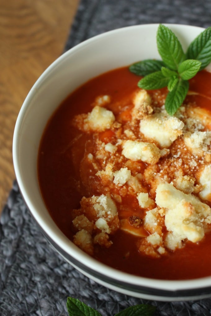 Eine leckere Tomaten-Paprika-Suppe für alle am gemeinsamen Tisch