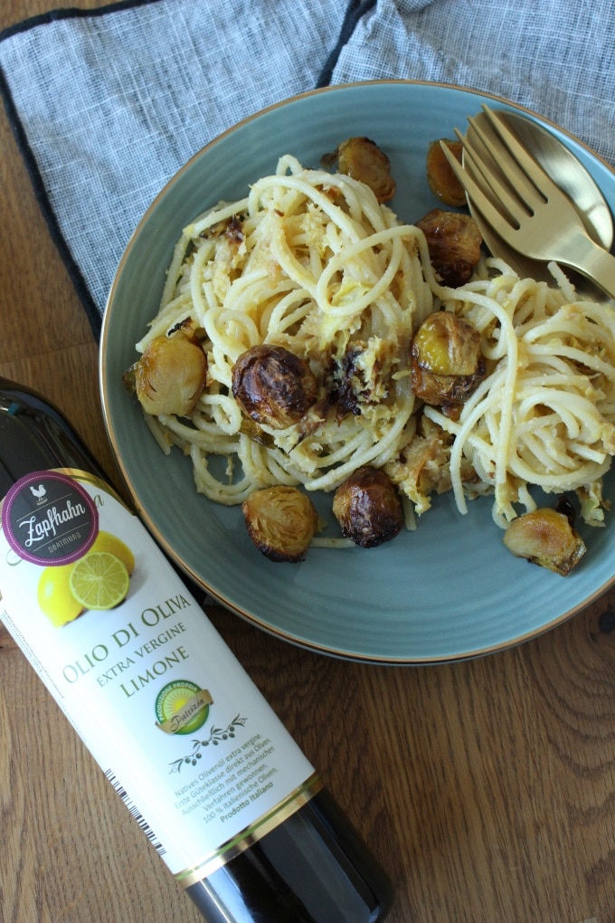 Pasta mit Rosenkohlpesto aus karamellisiertem Rosenkohl und Mandeln