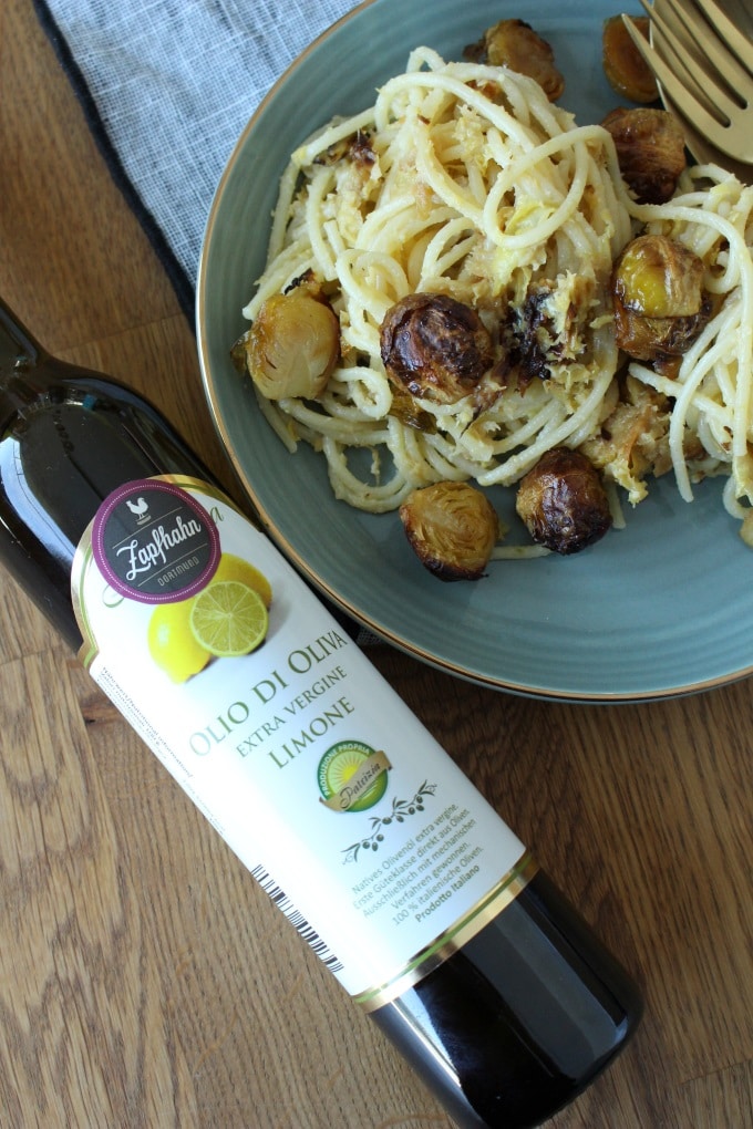 Pasta mit Rosenkohlpesto aus karamellisiertem Rosenkohl und Mandeln