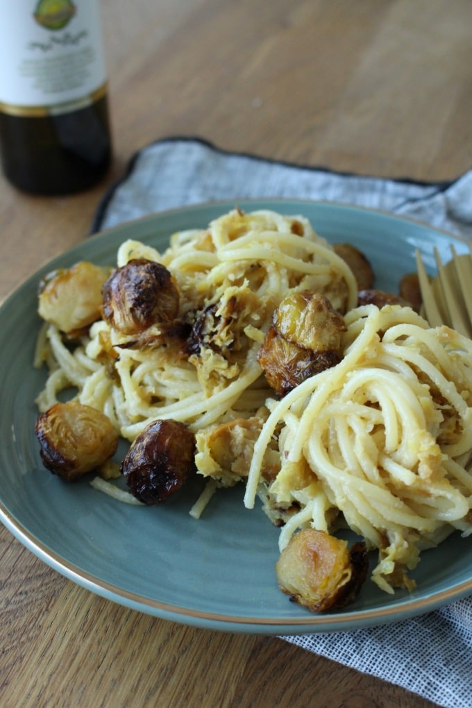 Pasta mit Rosenkohlpesto aus karamellisiertem Rosenkohl und Mandeln