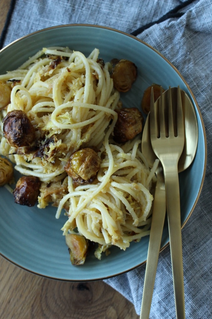 Pasta mit Rosenkohlpesto aus karamellisiertem Rosenkohl und Mandeln