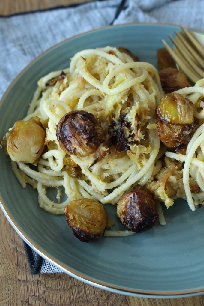 Pasta mit Rosenkohlpesto aus karamellisiertem Rosenkohl und Mandeln