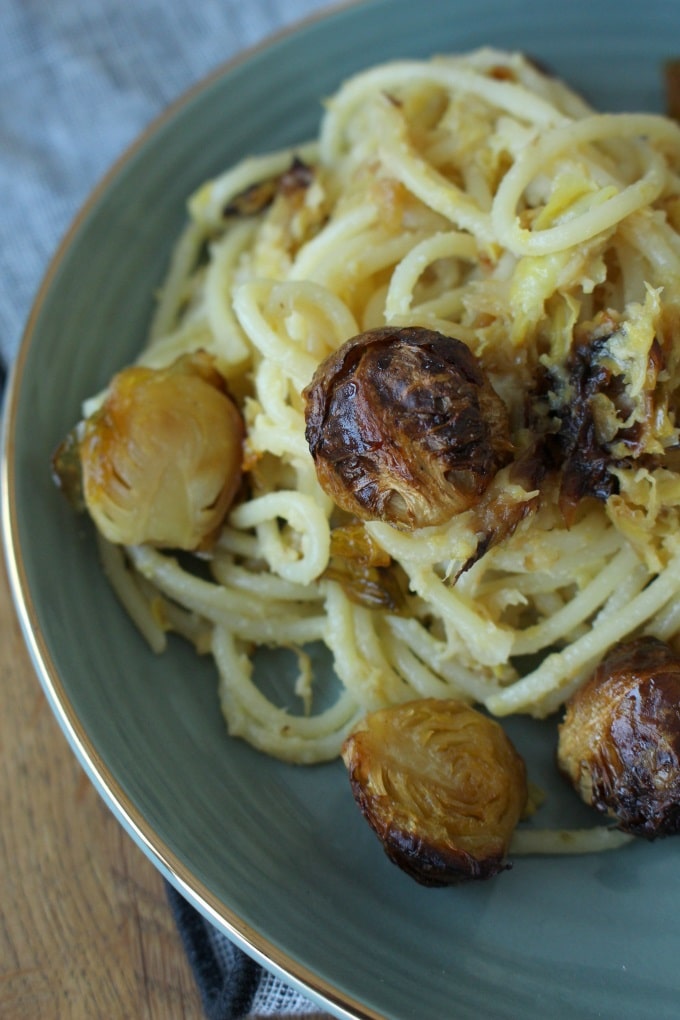 Pasta mit Rosenkohlpesto aus karamellisiertem Rosenkohl und Mandeln