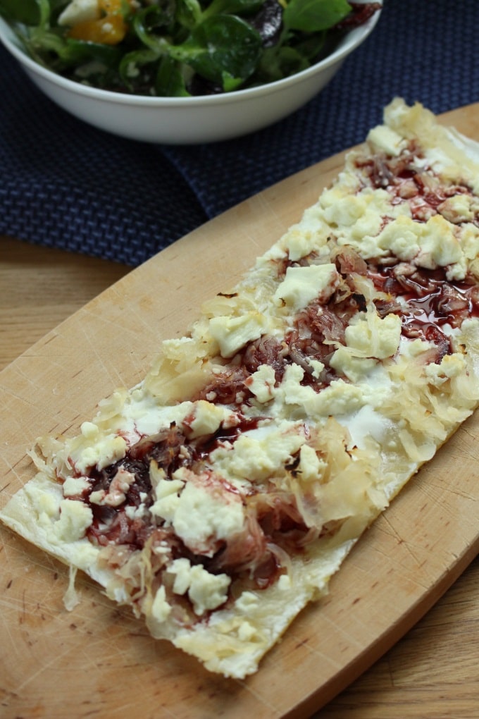 Flammkuchen mit Sauerkraut und Feta