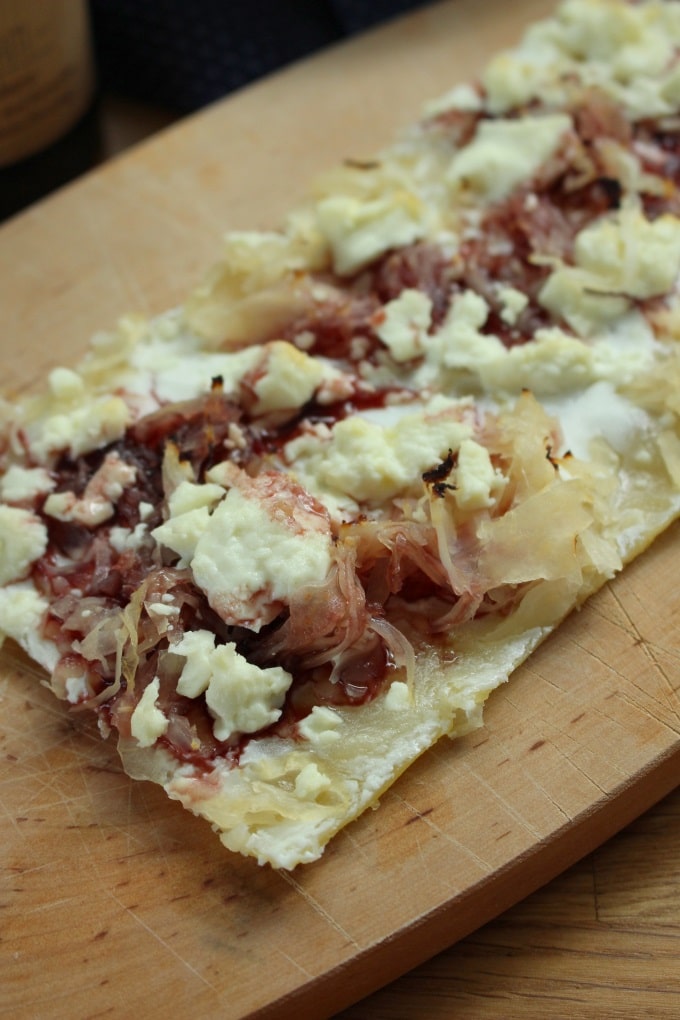Flammkuchen mit Sauerkraut und Feta