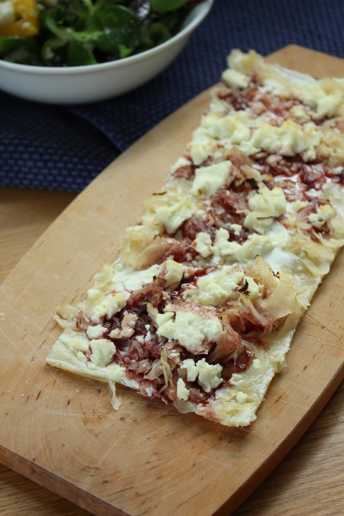 Flammkuchen mit Sauerkraut und Feta